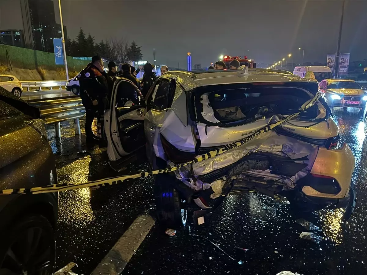 Ataşehir\'de Zincirleme Kaza: 1 Ölü, 2 Yaralı