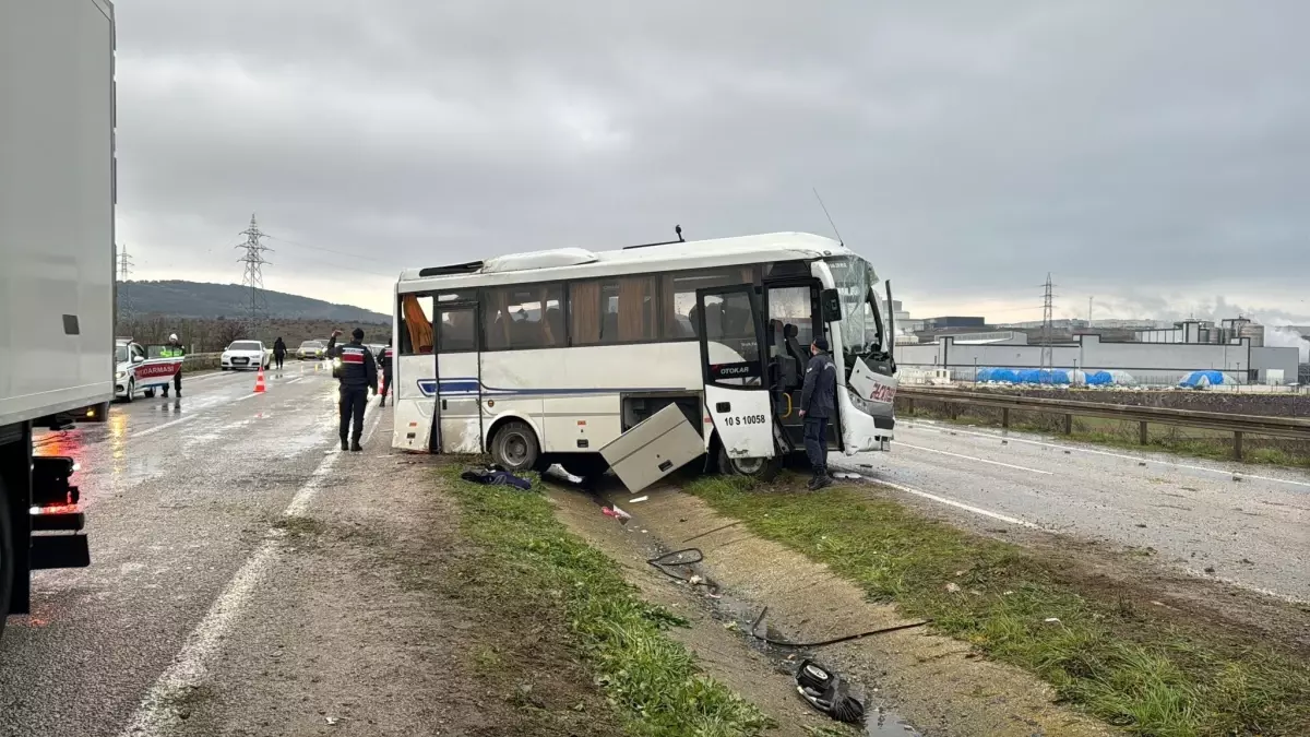 Gönen\'de Fabrika İşçilerini Taşıyan Midibüs Takla Attı: 18 Yaralı