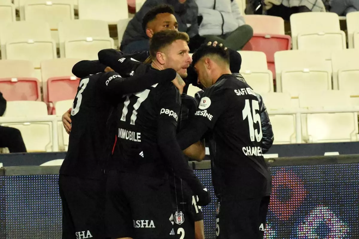 Beşiktaş, Sivasspor\'u deplasmanda 2-0 yendi