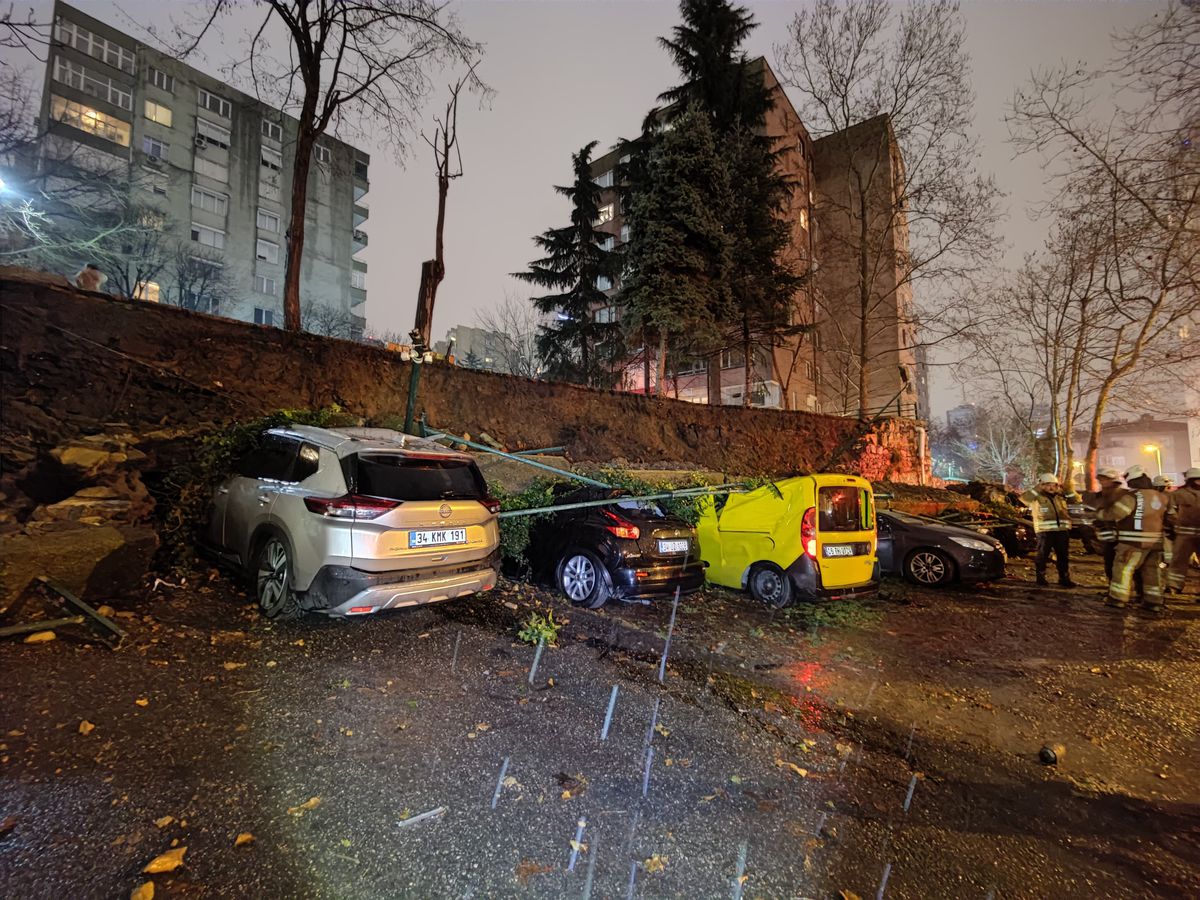 Beşiktaş\'ta İstinat Duvarı Aracların Üzerine Yıkıldı