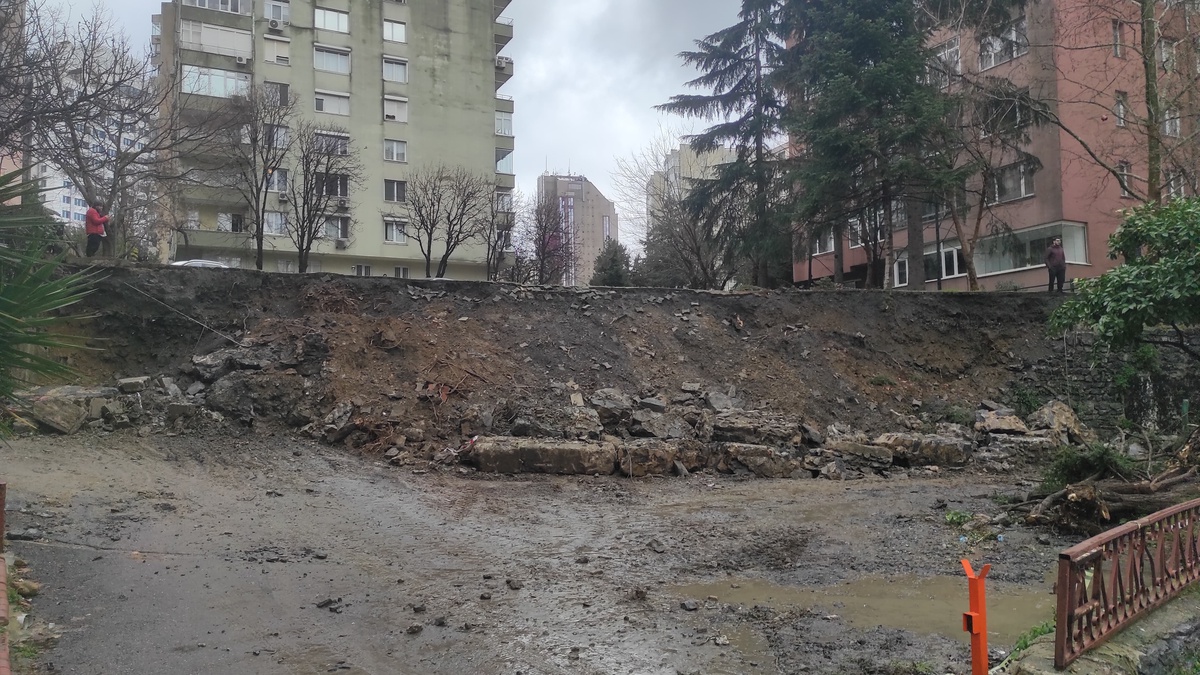 İstinat Duvarı Park Halindeki Araçların Üzerine Yıkıldı