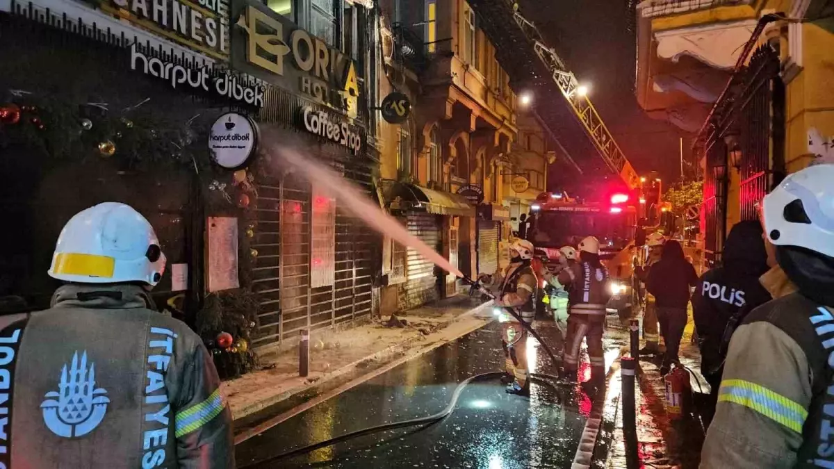 Beyoğlu\'nda Otel Yangını: Misafirler Tahliye Edildi