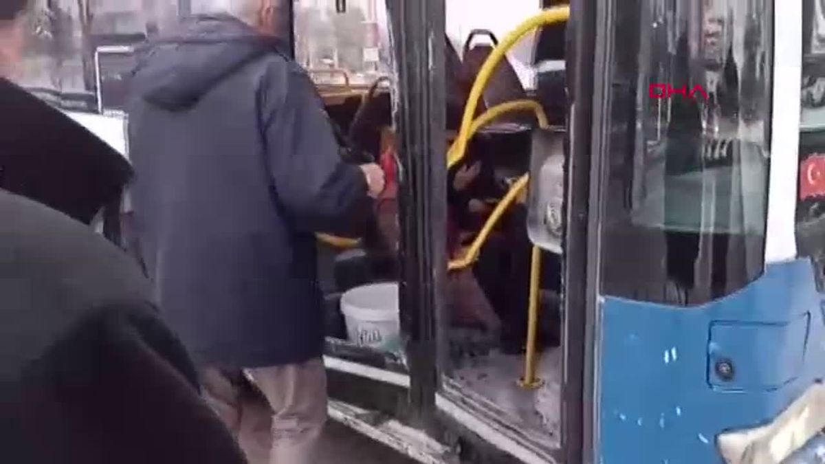 Elazığ\'da Otobüs Kaldırıma Çarptı: 3 Yaralı