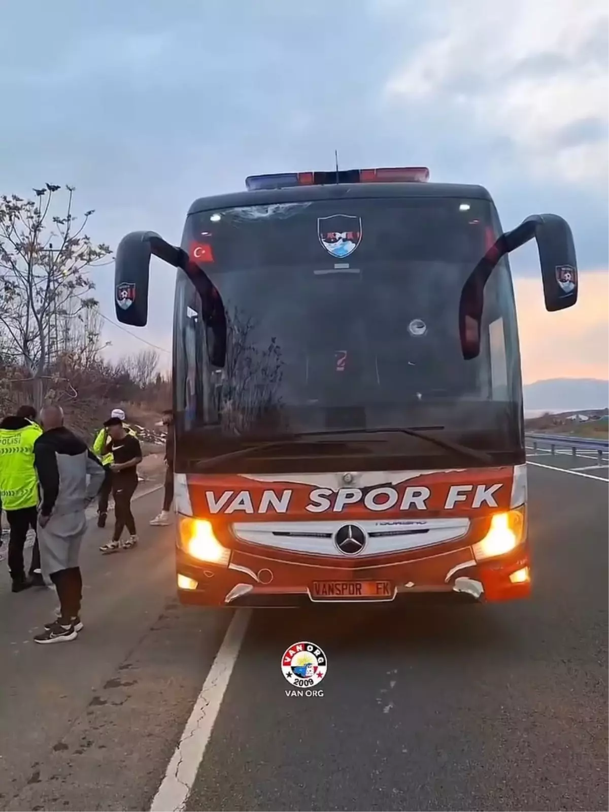 Vanspor\'un Takım Otobüsüne Taşlı Saldırı: 3 Yaralı, 3 Gözaltı