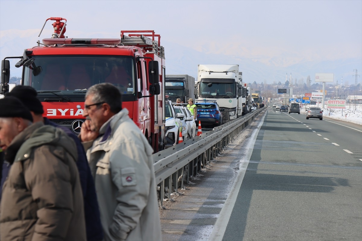 Erzincan\'da Tır-Otomobil Kazası: 3 Yaralı