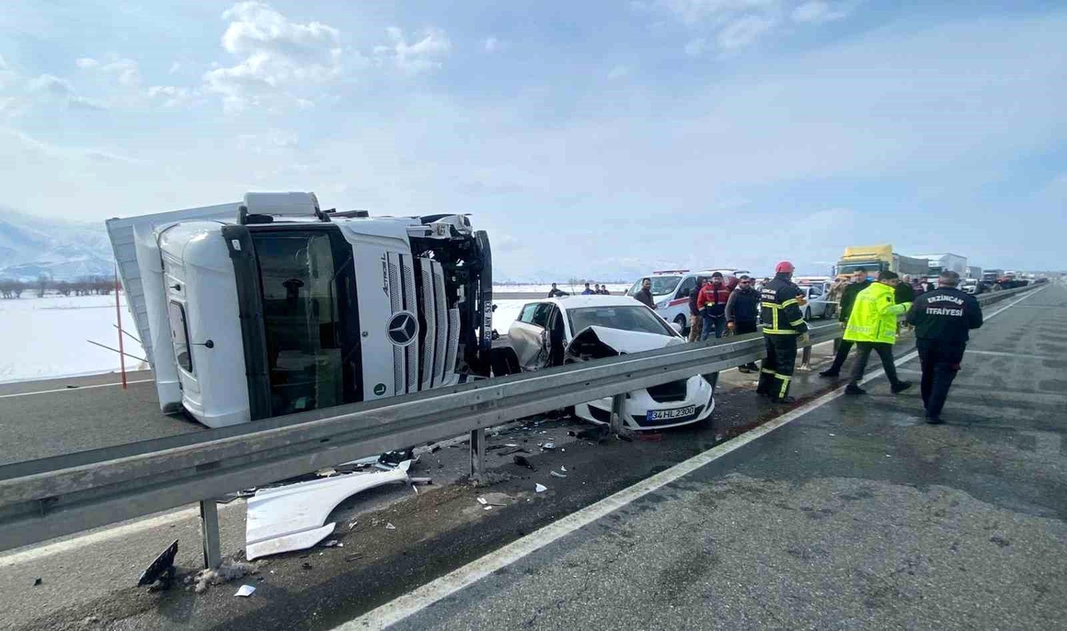 Erzincan\'da Tır-Otomobil Çarpıştı: 3 Yaralı