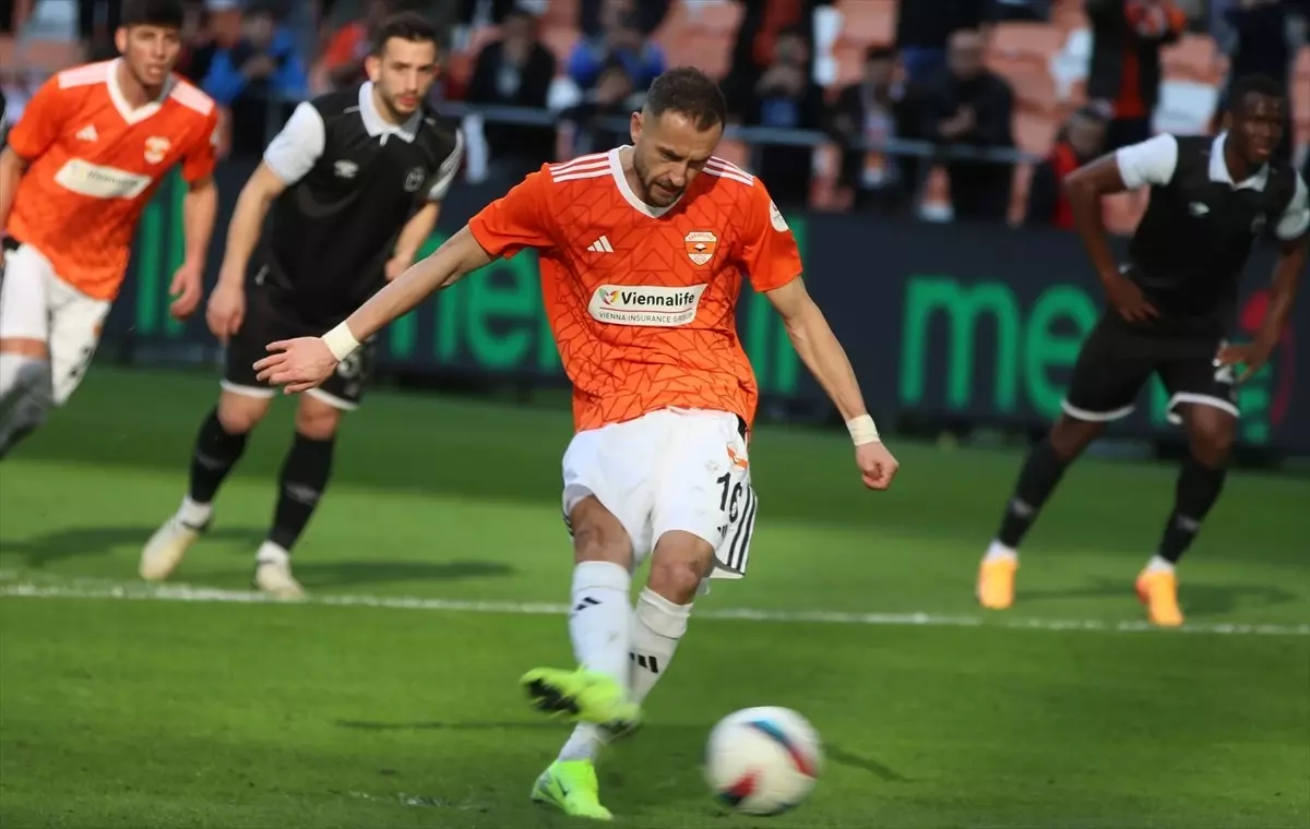 Adanaspor, Manisa FK\'yı 2-1 Yendi