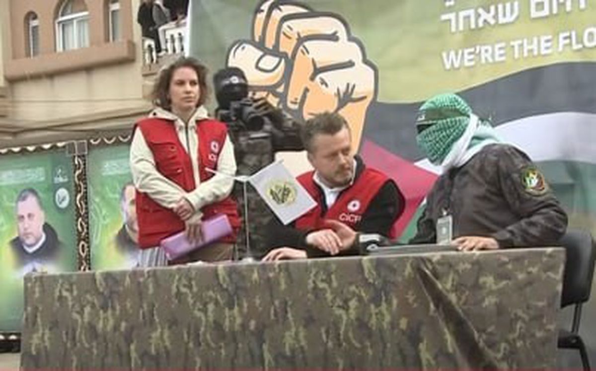 Hamas, İsrail ile varılan ateşkes kapsamında 3 esiri Kızılhaç\'a teslim etti