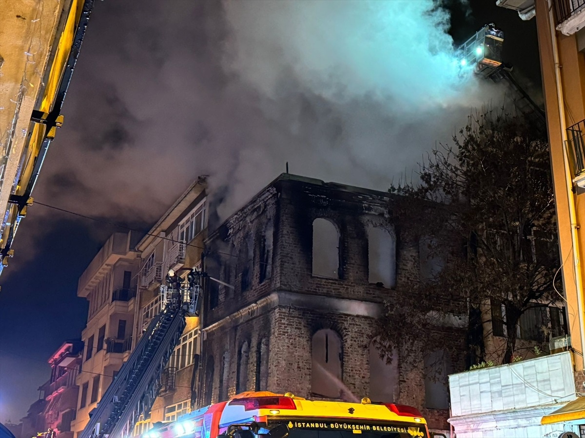 Kadıköy\'de Tarihi Binada Yangın: 1 Ölü