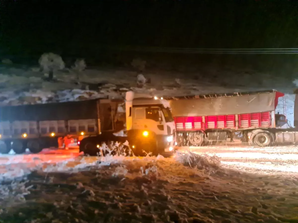 Mardin\'de Derik Yolu Kar Sebebiyle Kapandı