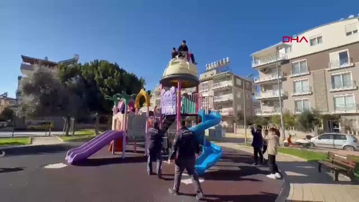 Parkta Oyunun Kurbanı Oldular: İki Çocuk Kaydırağın Tepesinde Mahsur Kaldı