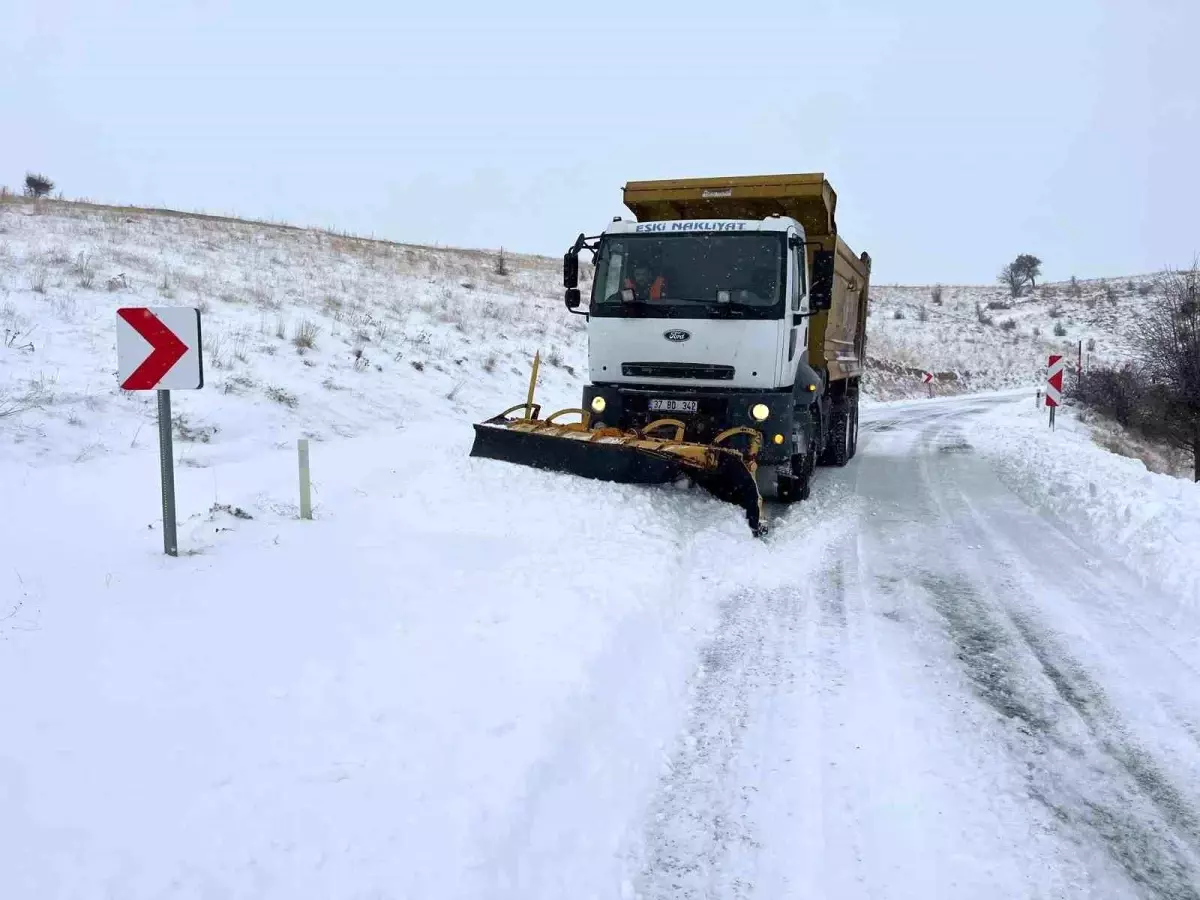 Kayseri\'de 223 mahalle yolu kar temizliğiyle ulaşıma açıldı