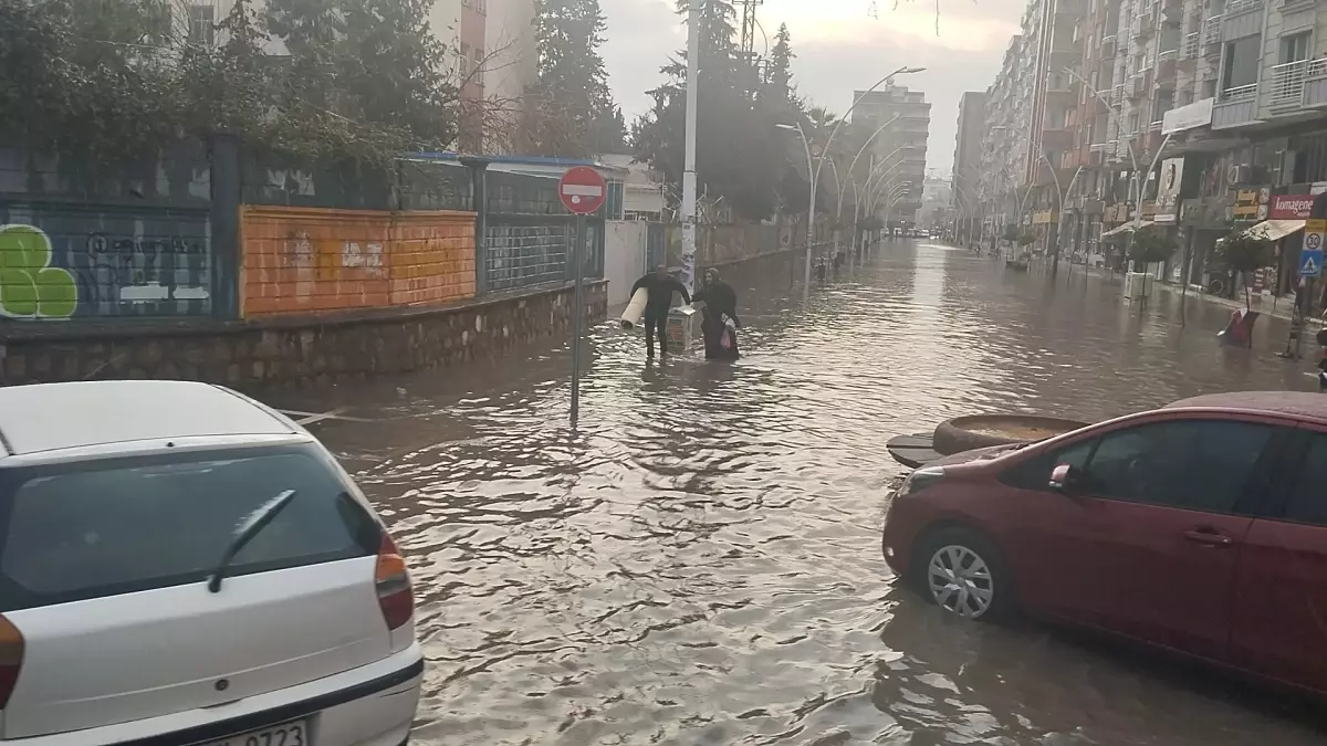 Kızıltepe\'de Sağanak Yağış Hayatı Olumsuz Etkiledi