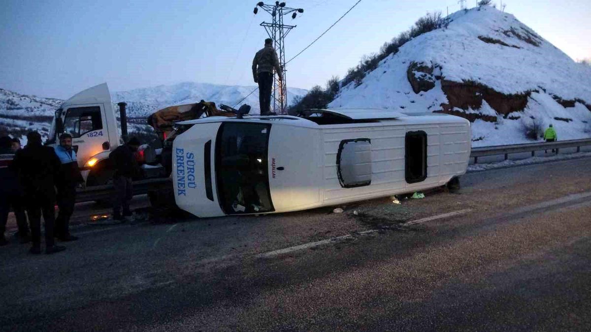 Malatya\'da Yolcu Minibüsü Devrildi: 11 Yaralı