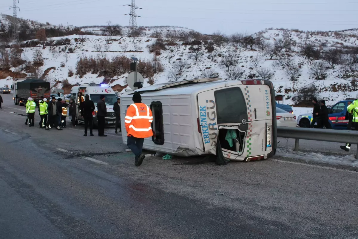 Malatya\'da Yolcu Minibüsü Devrildi: 8 Yaralı