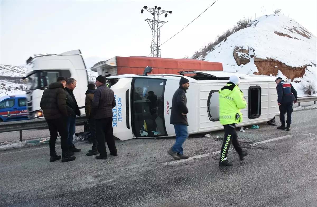 Malatya\'da Minibüs Devrildi: 8 Yaralı