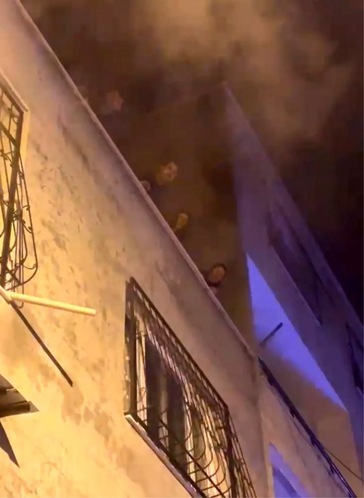 Mersin\'de Yangın: Yaşlı Kadın Kurtarıldı