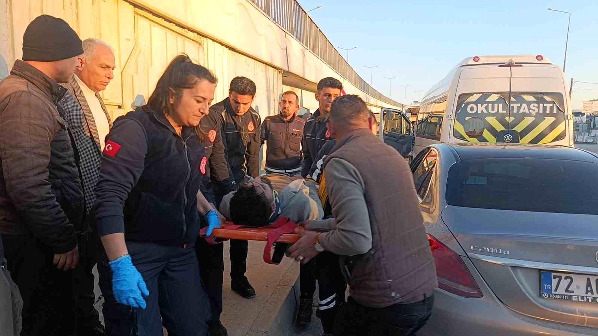 Antalya\'da Trafik Kazası: Lüks Otomobil Okul Servisine Çarptı, Sürücü Sıkıştı