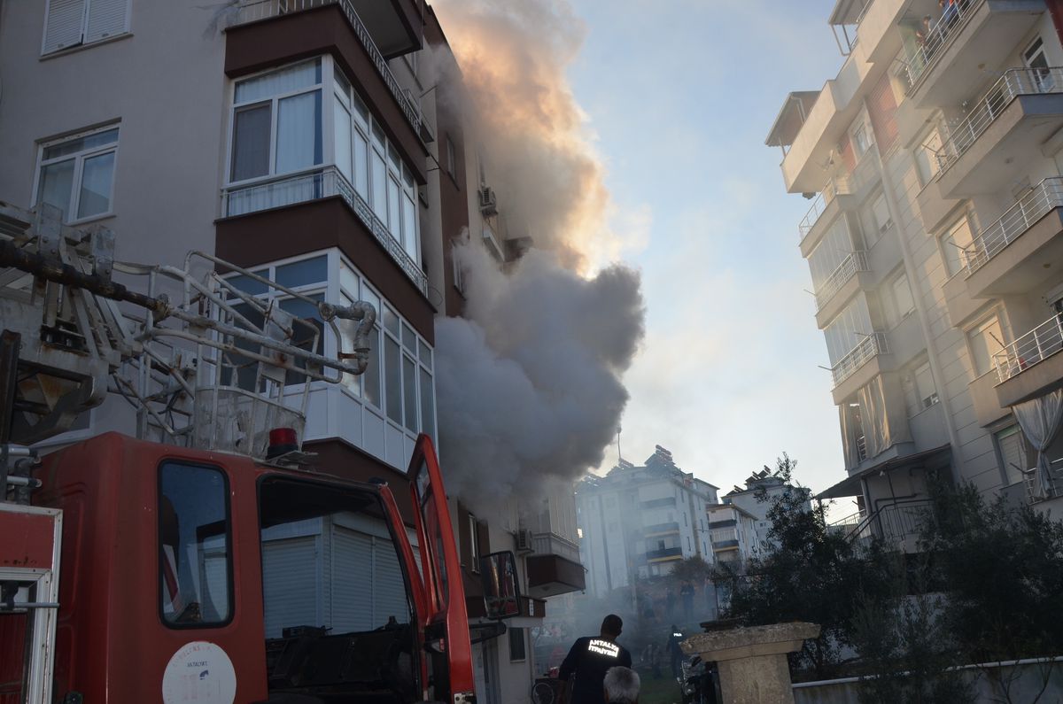 Serik\'te ev yangını korkuttu, itfaiye 2 kediyi kurtardı