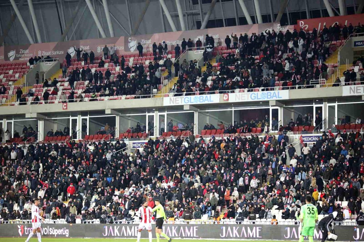 Sivasspor\'da Taraftardan Yönetim İstifası İstendi