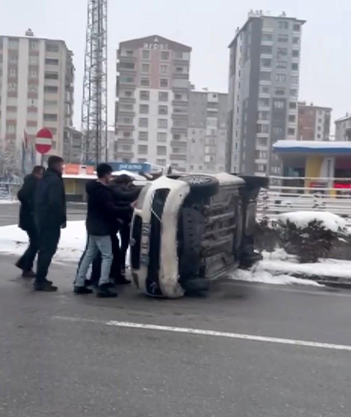 Kayseri\'de Vatandaşlar Yan Yatan Aracı Düzeltti