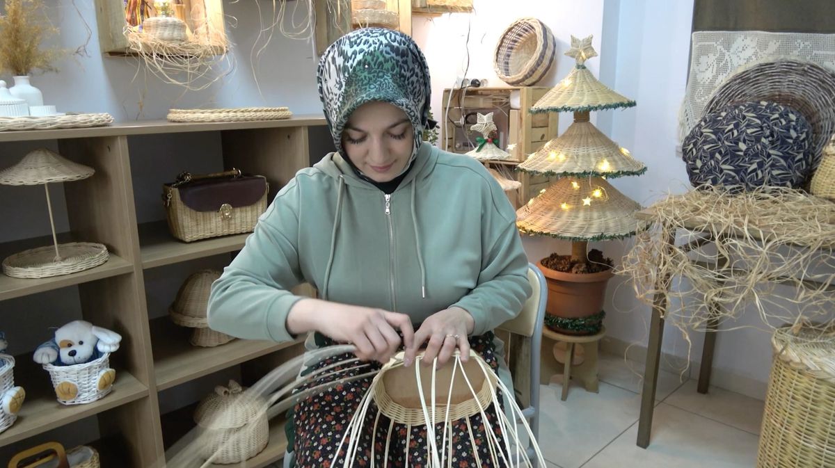 Erzincanlı Merve Aksun, Geleneksel Sepet Örme Sanatını Yaşatıyor