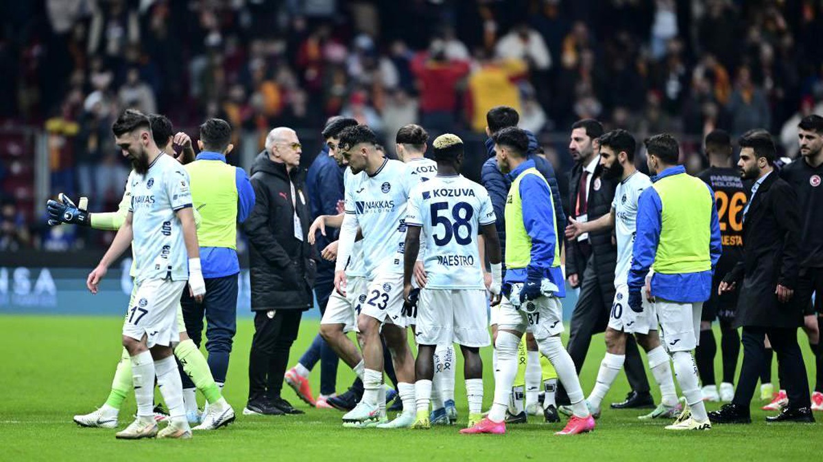 Adana Demirspor, Galatasaray Maçında Sahadan Çekildi