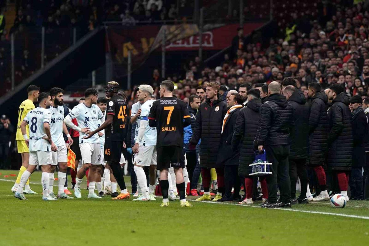 Adana Demirspor Maçta Sahadan Çekildi