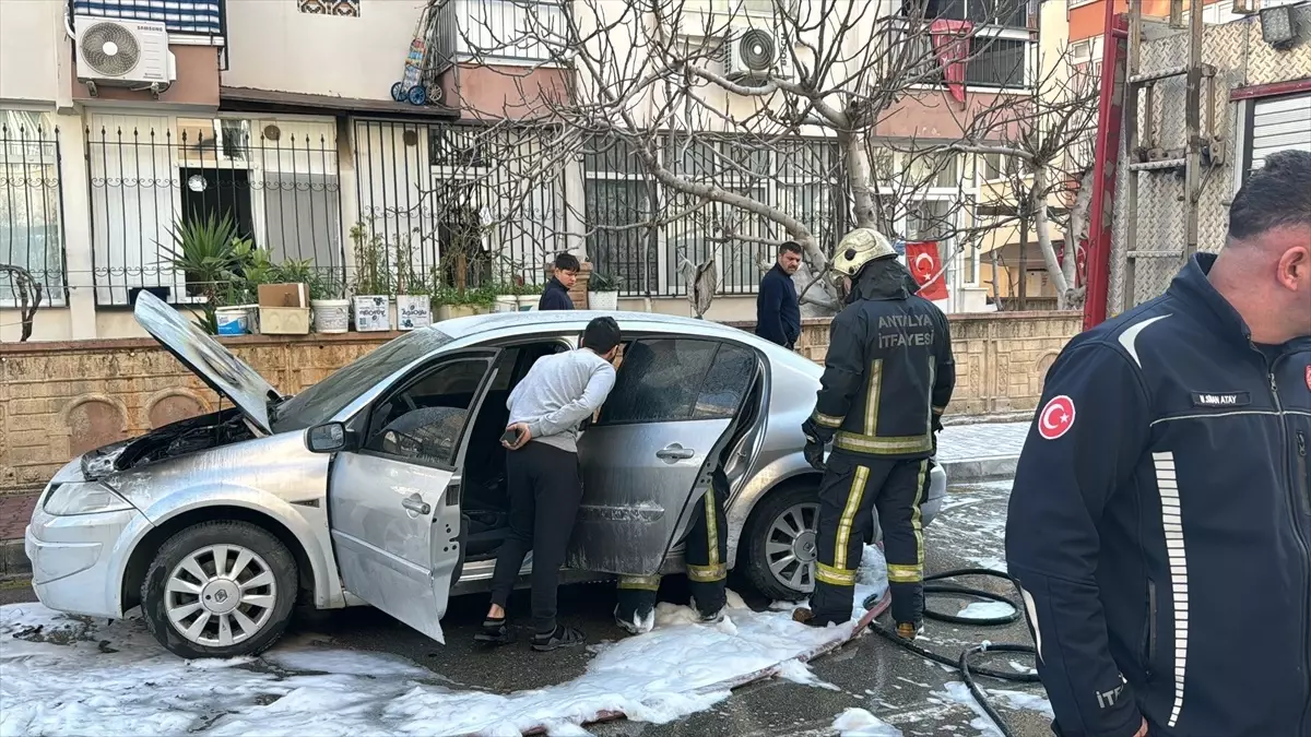 Otomobil Yangını Kepez\'de Büyümeden Söndürüldü