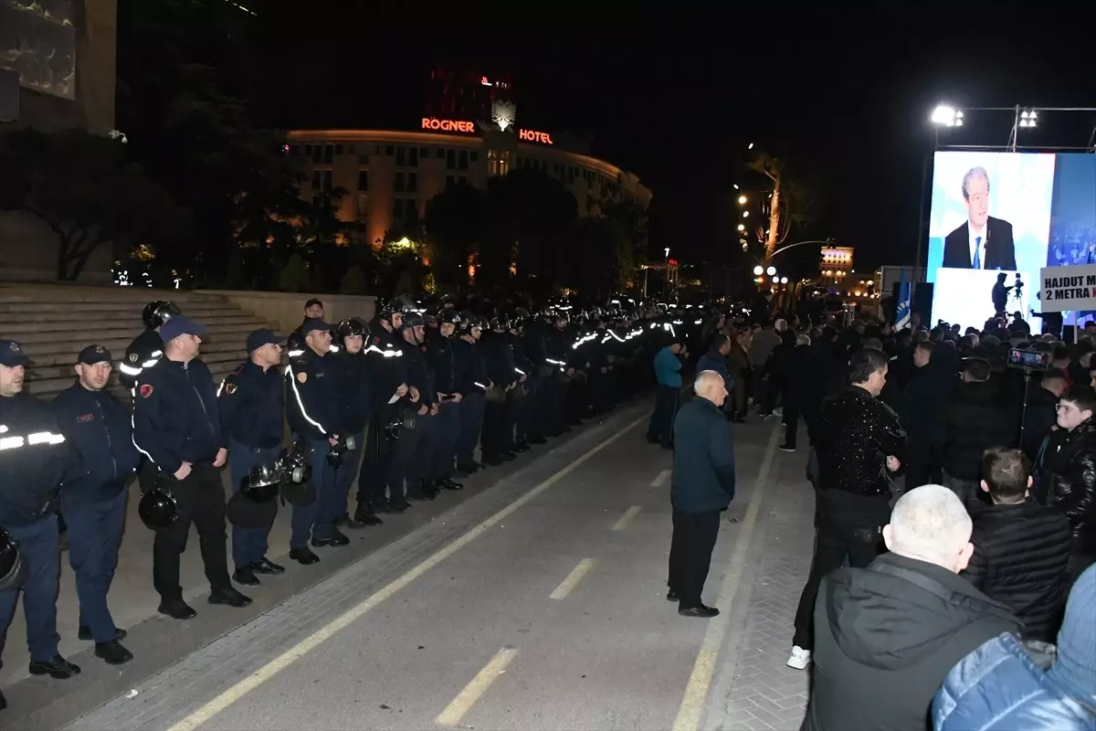 Arnavutluk\'ta Yolsuzluk Protestosu