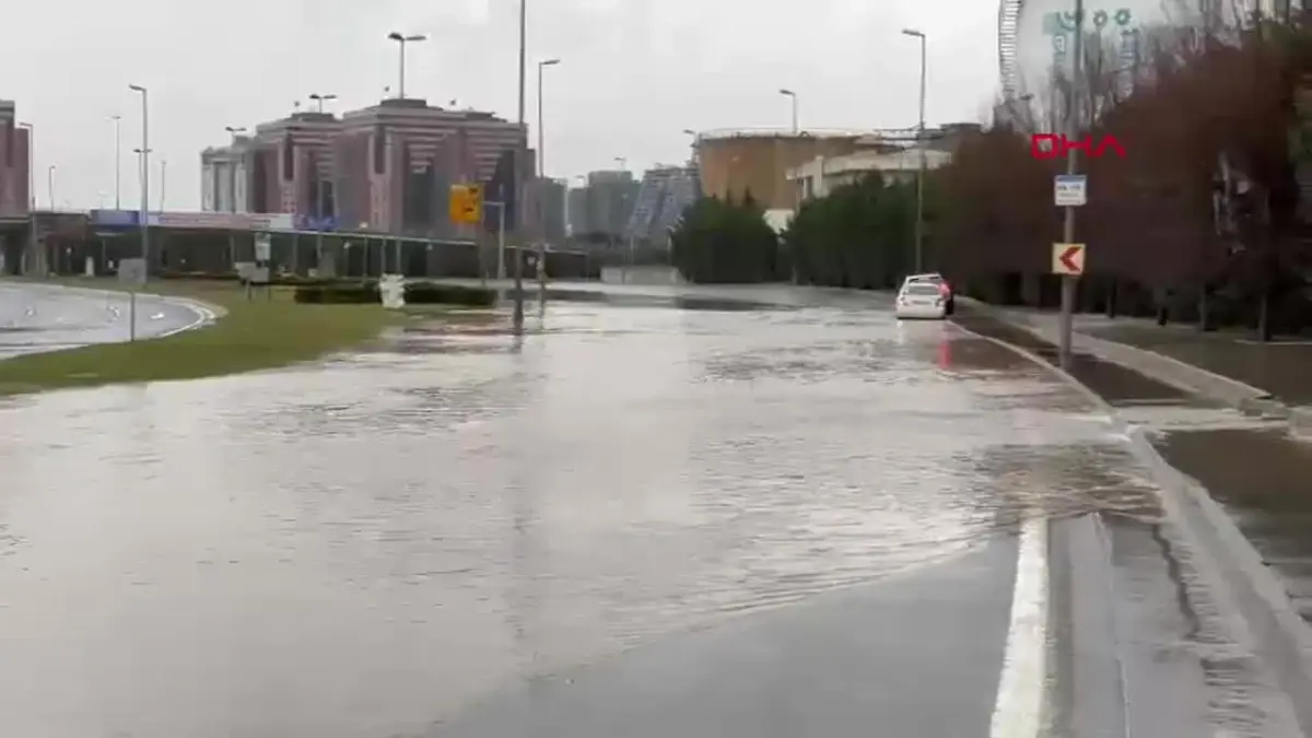 Bakırköy\'de Su Borusu Patladı, Yollar Göle Döndü