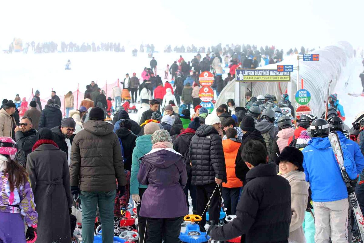 Erciyes Kayak Merkezi\'nde Hafta Sonu Yoğunluk