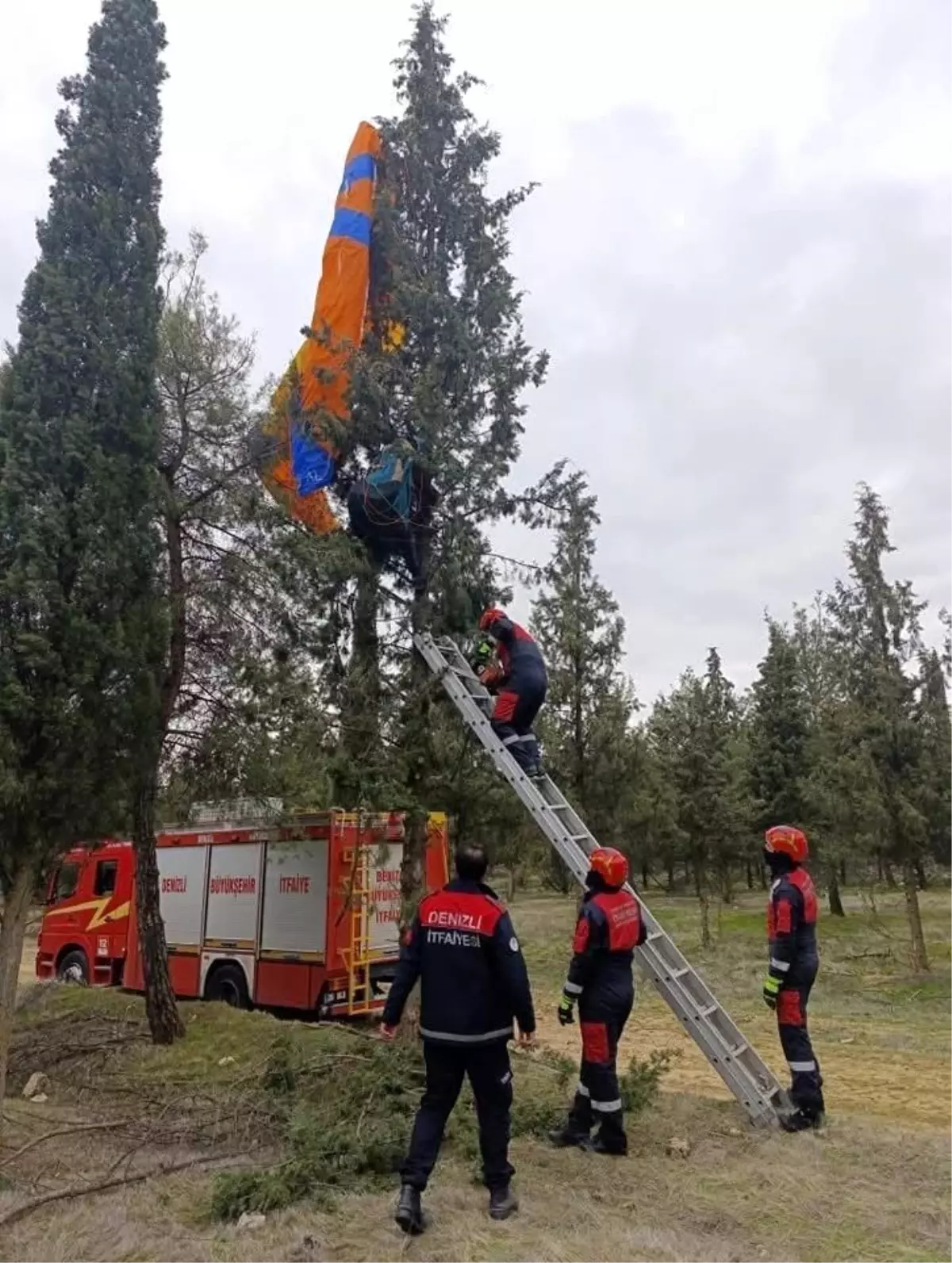 Uçuş sırasında ağaçta mahsur kalan yamaç paraşütçüsü kurtarıldı