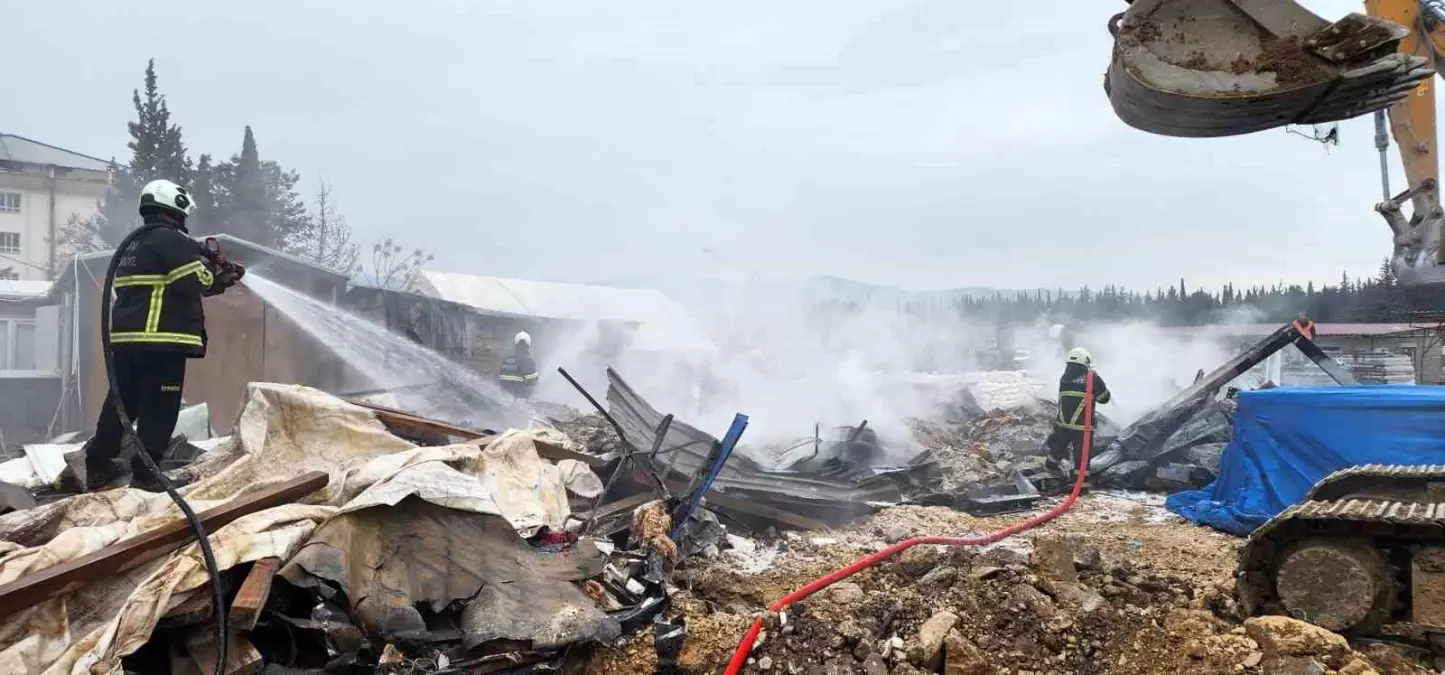 Hatay\'da Şantiye Alanında 3 Konteyner Yandı