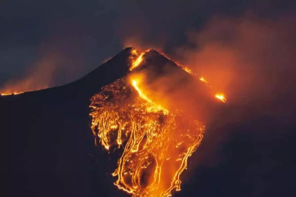 Etna Yanardağı\'nda güçlü lav akıntısı meydana geldi