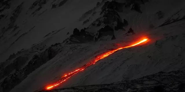 Etna Yanardağı'nda Güçlü Lav Akıntısı Meydana Geldi