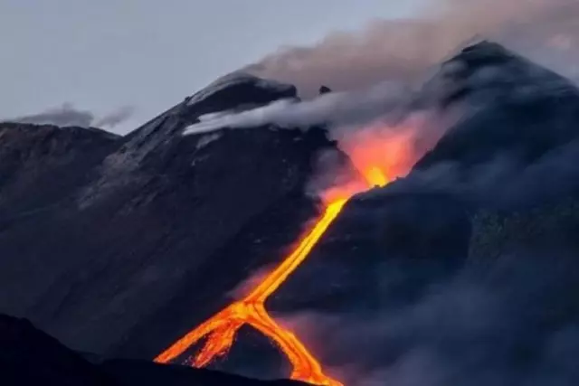 Etna Yanardağı'nda Güçlü Lav Akıntısı Meydana Geldi