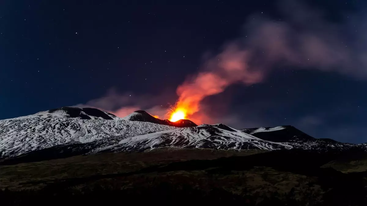 Etna Yanardağı\'nda Güçlü Lav Akışı Meydana Geldi