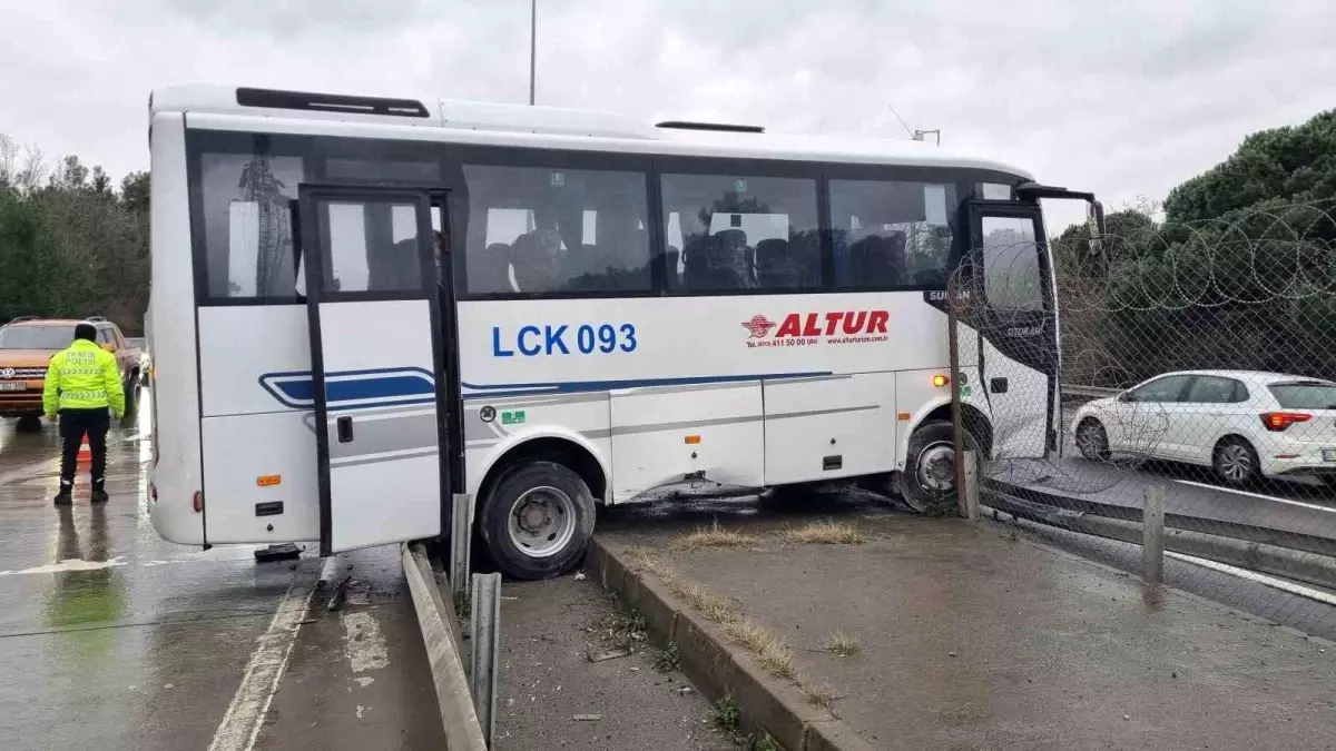 İstanbul\'da Servis Minibüsü Bariyerlere Çarptı