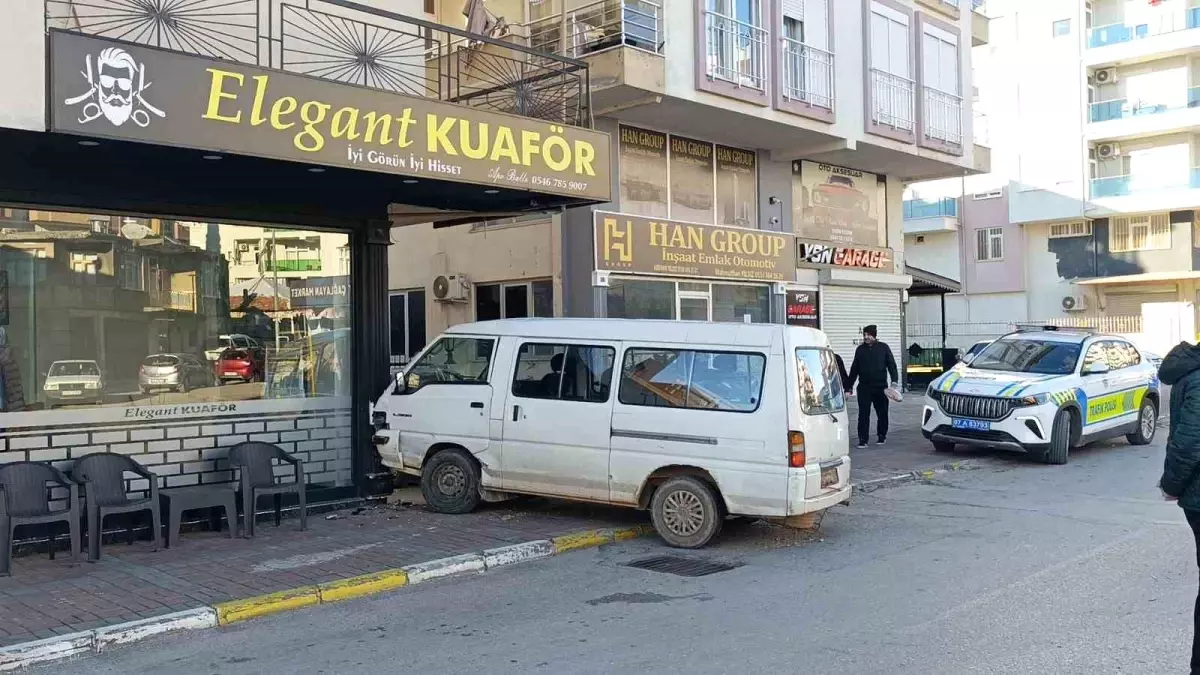 Manavgat\'ta Kaza: Kamyonet Kuaföre Çarptı