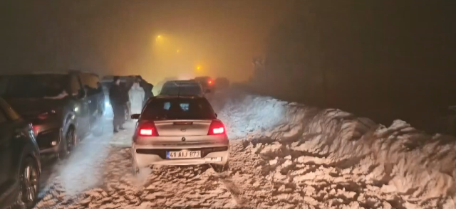 İstanbul'un yanı başı! Yüzlerce araç mahsur kaldı