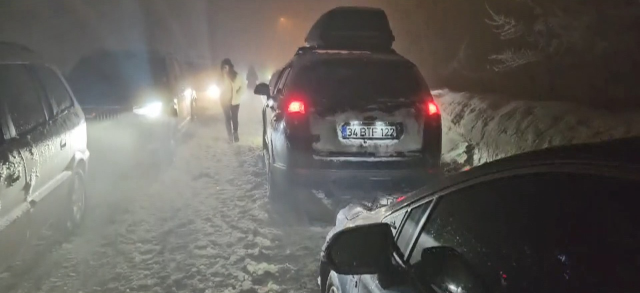 İstanbul'un yanı başı! Yüzlerce araç mahsur kaldı