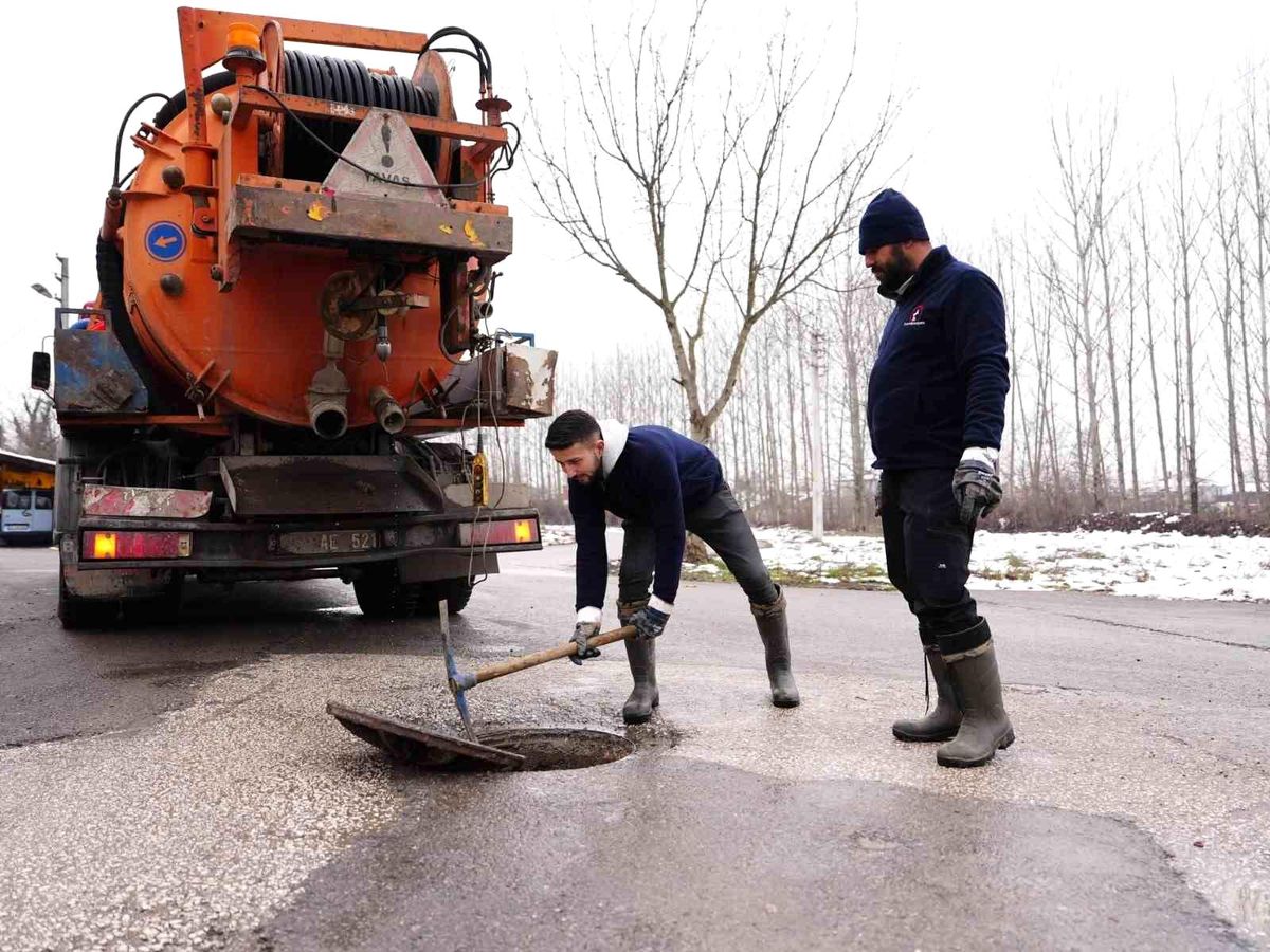 Düzce\'de Kar Yağışının Ardından Yol ve Kaldırım Tamiratları Başladı