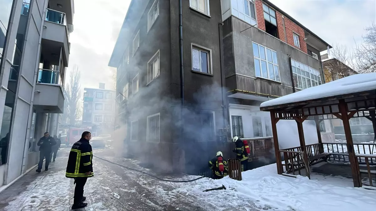 Kayseri\'de 3 Katlı Binada Yangın Çıktı