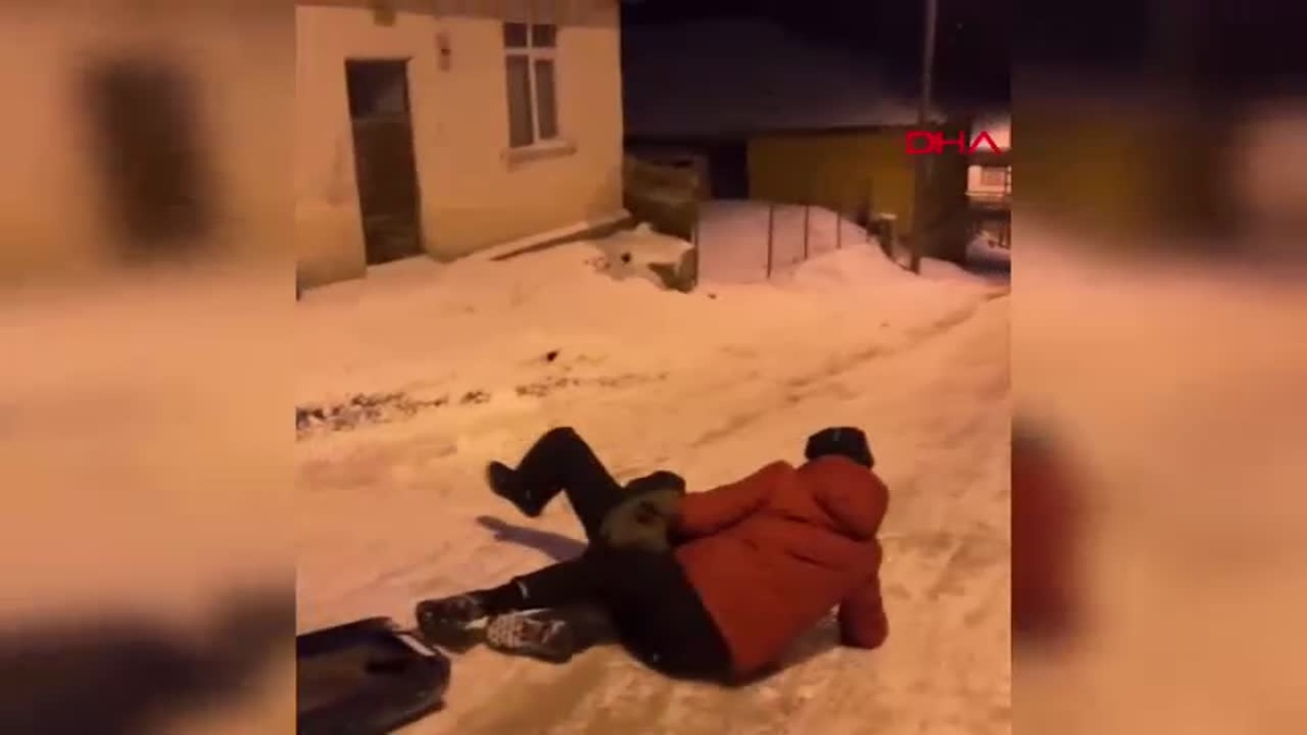 Tokat\'ta Çocuklar Kızaklarla Kar Eğlencesi Yaşıyor