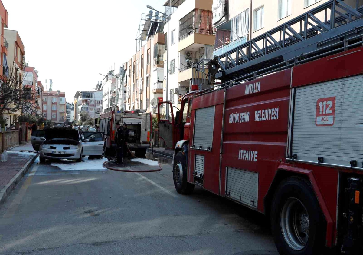 Antalya\'da Araç Yangını: Motor Arızası Nedeniyle Kontrol Sırasında Söndü