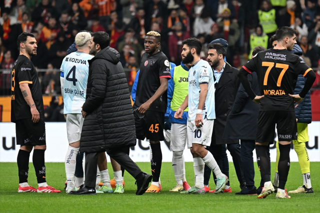 Konuk takımın sahadan çekilmesi üzerine Galatasaray-Adana Demirspor maçı tatil edildi