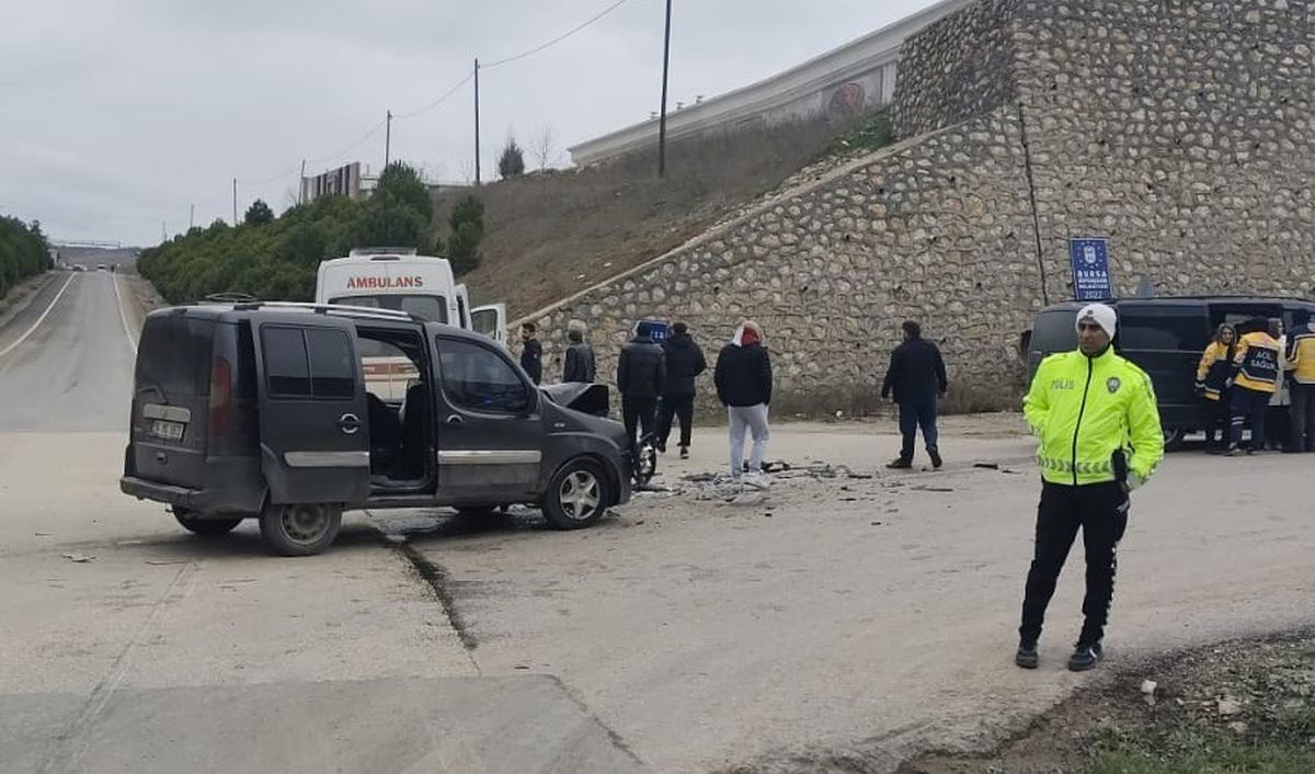 İnegöl\'de Minibüsle Hafif Ticari Araç Çarpıştı: 6 Yaralı