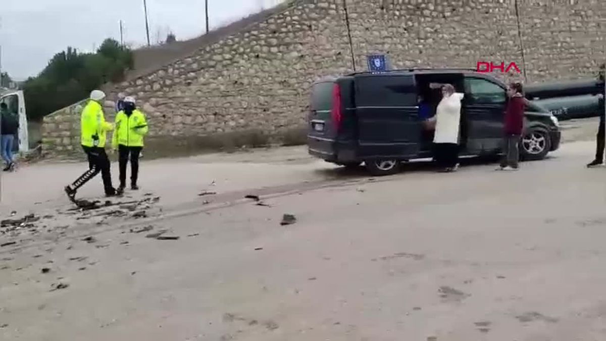 İnegöl\'de Minibüs ile Hafif Ticari Araç Çarpıştı: 6 Yaralı