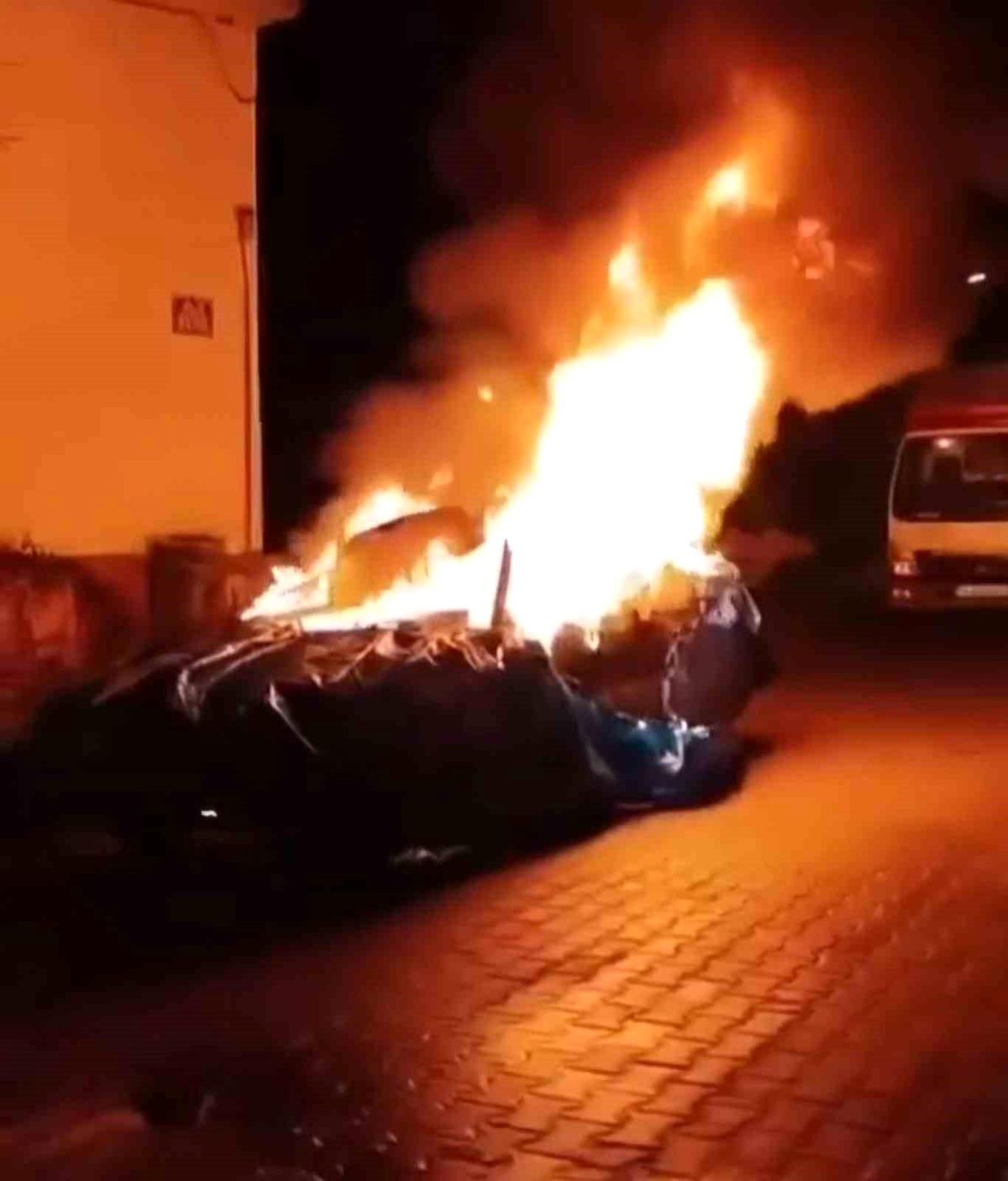 Bartın\'da Park Halindeki Araç Yandı